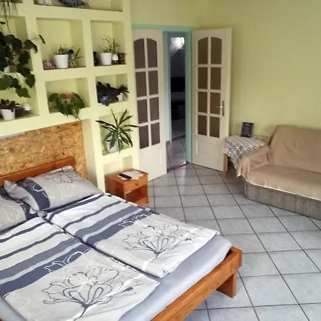 Jucus Vendeghaz * Zebegény